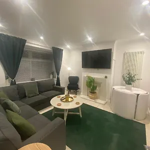 Holiday home Charming 3-bed House Near Central